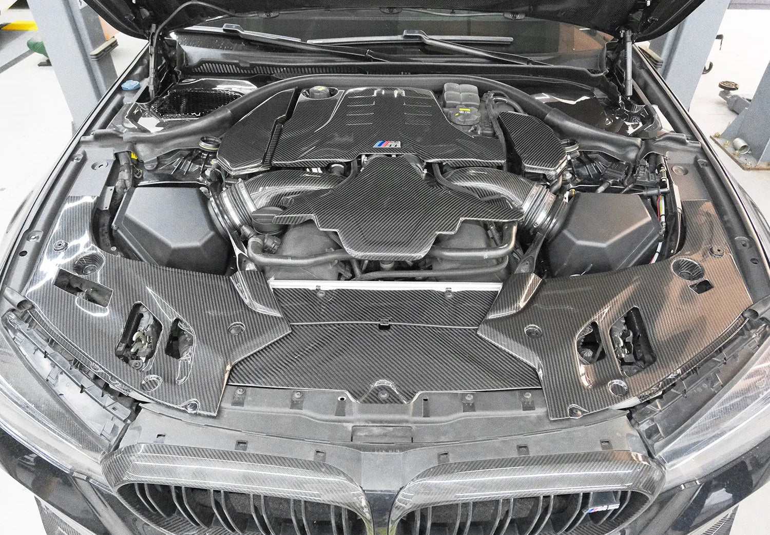 Carbon Fiber Engine Bay HeadLight Lamp Corner Covers - BMW F90 M5.