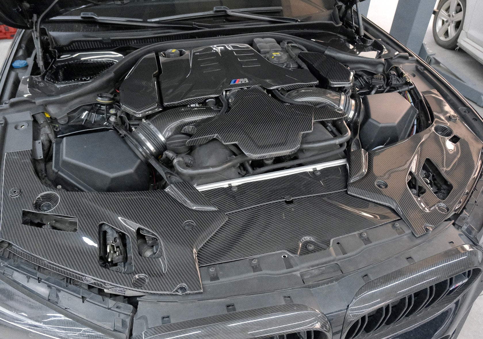 Carbon Fiber Engine Bay HeadLight Lamp Corner Covers - BMW F90 M5.
