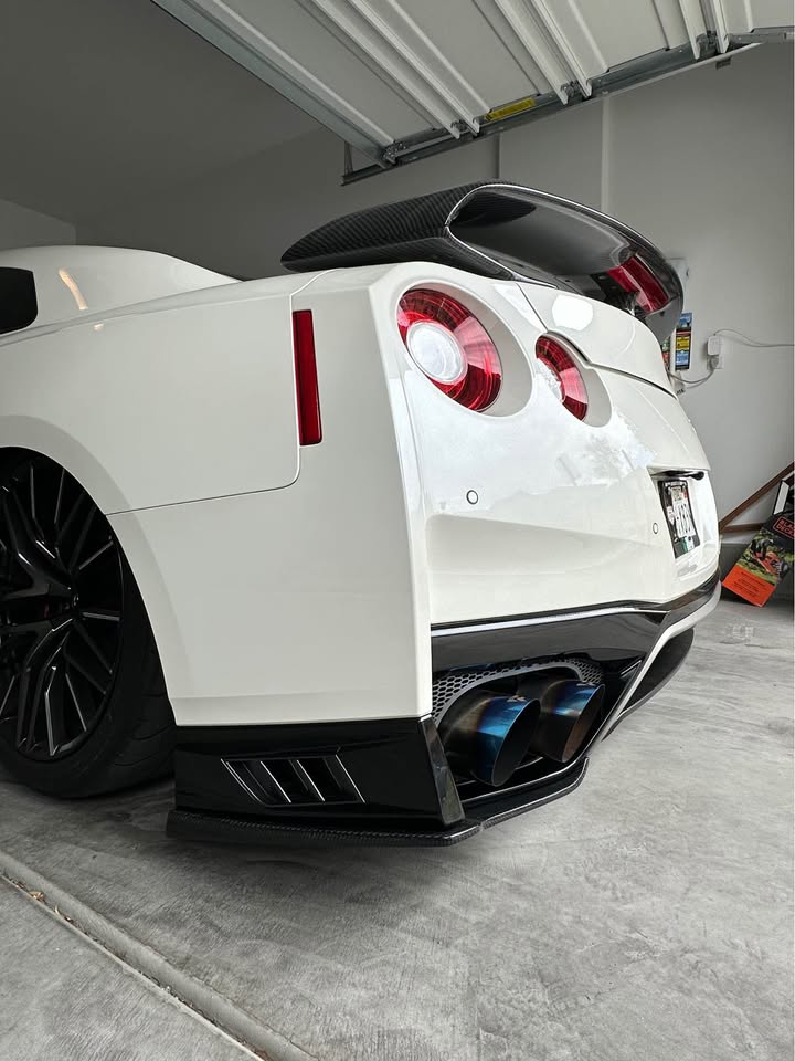 Carbon Fiber Rear diffuser Corner Spats - Nissan GTR R35.