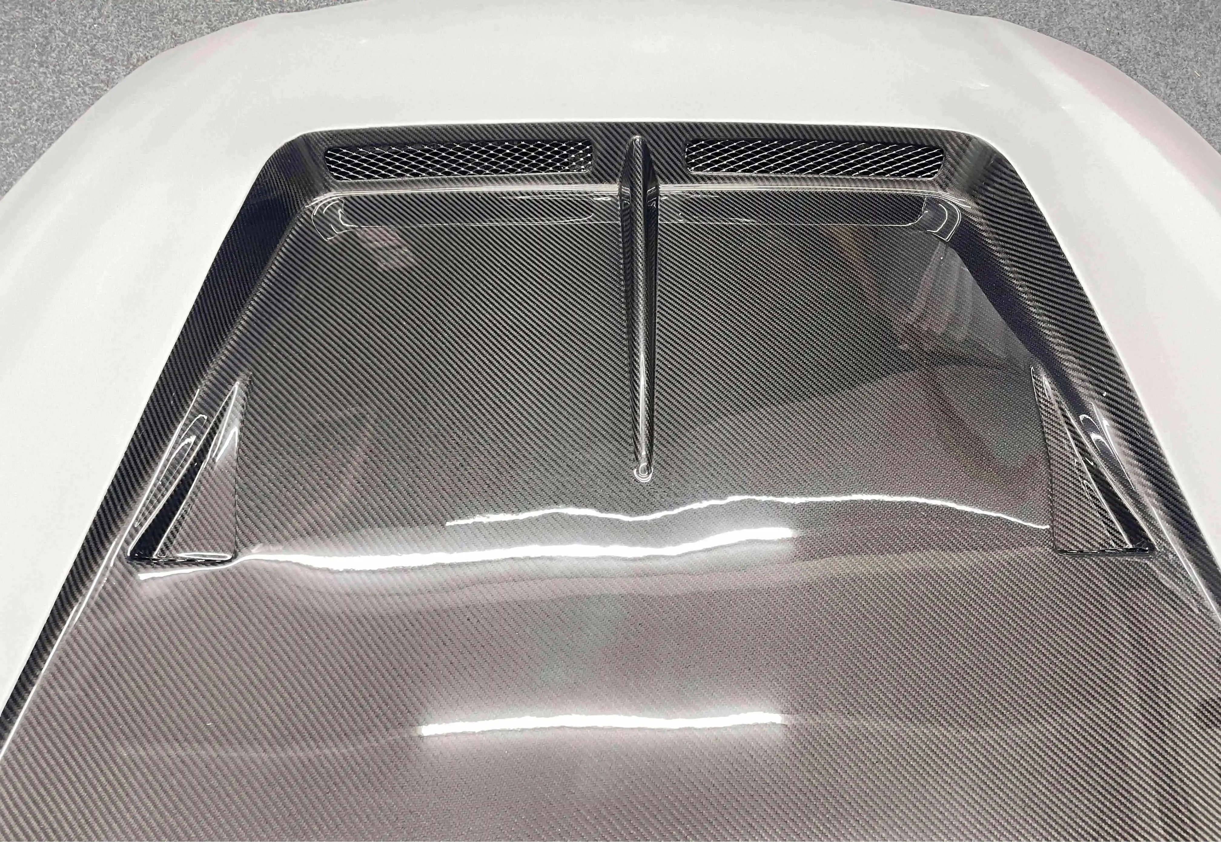 Vented Carbon Fiber Hood - Nissan GTR R35.