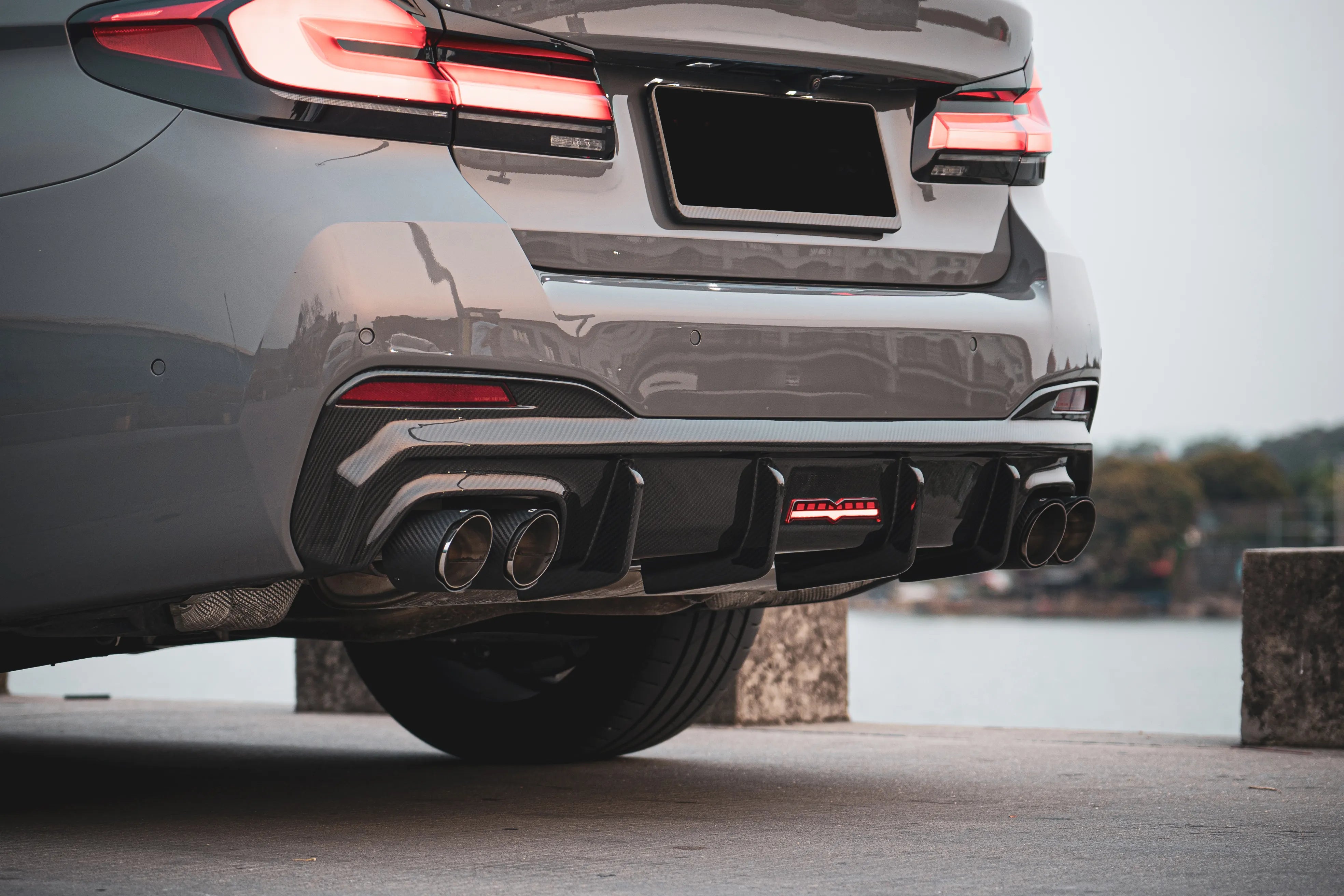 Dry Carbon Fiber Rear Diffuser w/ led - BMW 5 Series G30 G38 2021-2023.
