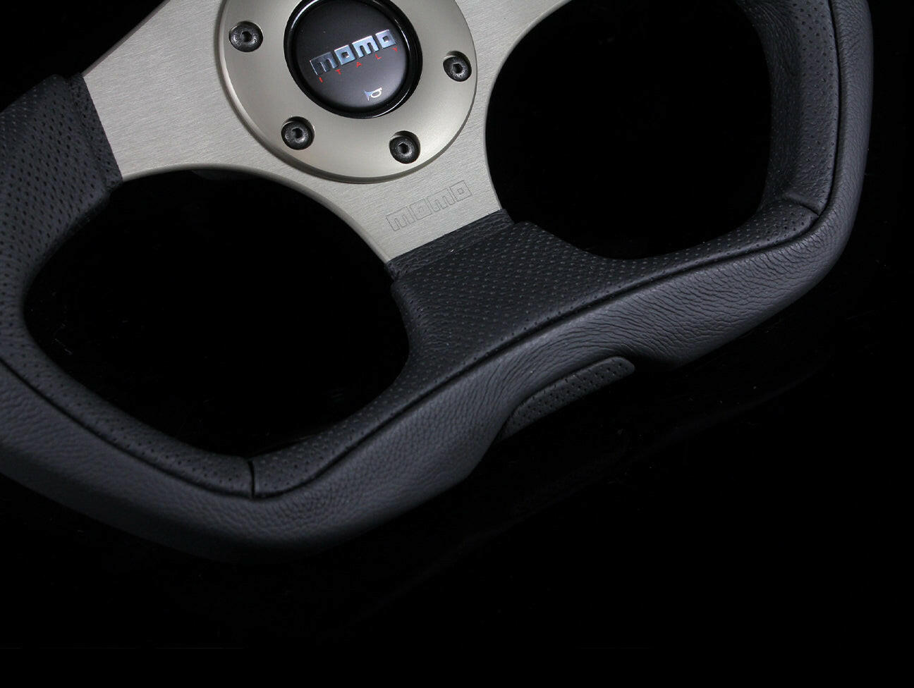 Momo Eagle 350mm Steering Wheel.