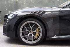 Vented Dry Carbon Fiber Front Fenders With Blades - BMW G87.