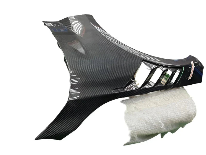 Vented Dry Carbon Fiber Front Fenders With Blades - BMW G87.