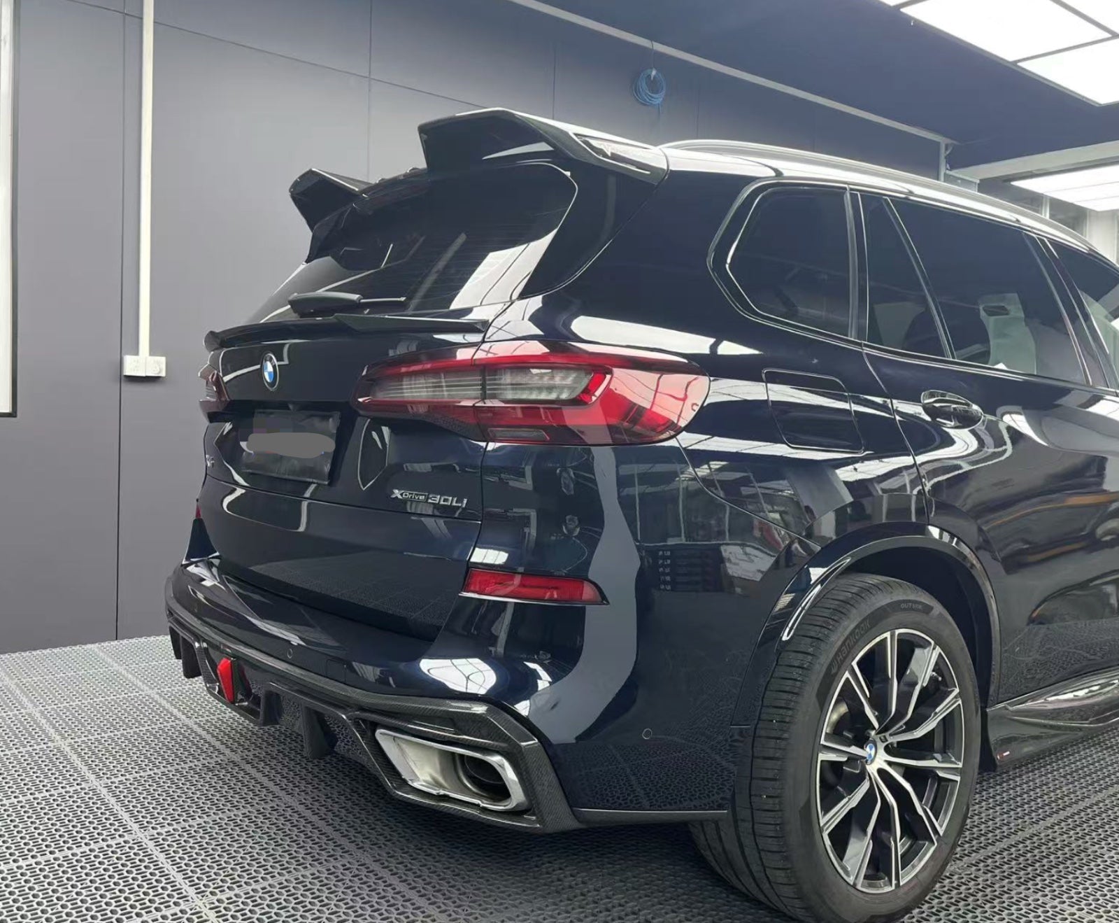 Dry Carbon Fiber Rear diffuser w/ LED - BMW X5 G05.