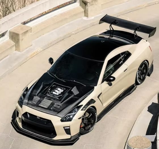 V1 Carbon Fiber Vented Hood w/ transparent window - 2008-2016 Nissan GTR R35.