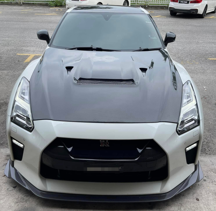 VRS Style Carbon Fiber Hood Bonnet - Nissan R35 GTR.